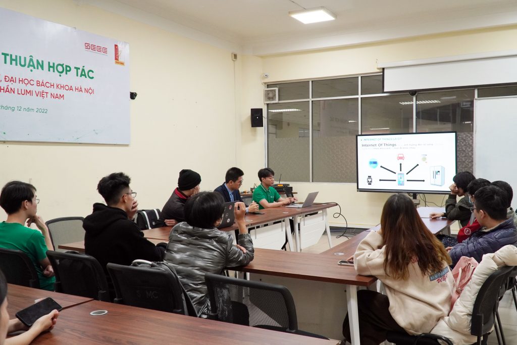 Sinh viên chương trình tiên tiến tham gia buổi đào tạo IoT đầu tiên của Lumi Việt Nam