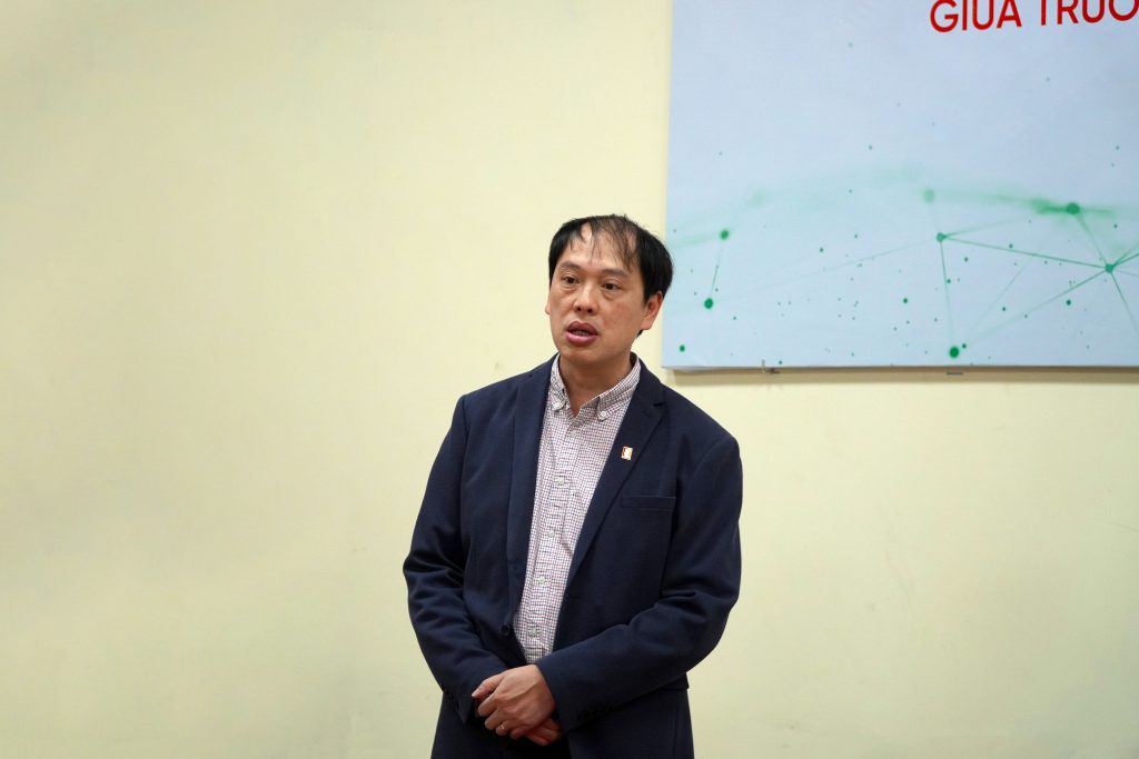 Thầy Nguyễn Hữu Thanh - Hiệu trưởng trường Điện - Điện tử chia sẻ tại buổi lễ